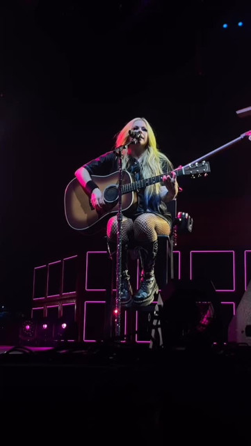 Avril Lavigne instagram post 492457