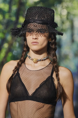 Alexandra Micu pic #1181450