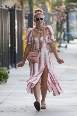 photo 16 in Busy Philipps gallery [id1161135] 2019-07-28 00:00:00