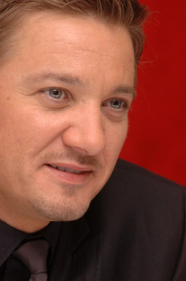 Jeremy Renner pic #383032