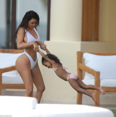 Kim Kardashian pic #915634