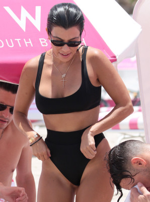 Kourtney Kardashian pic #1000531