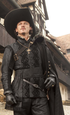 Luke Evans pic #734695