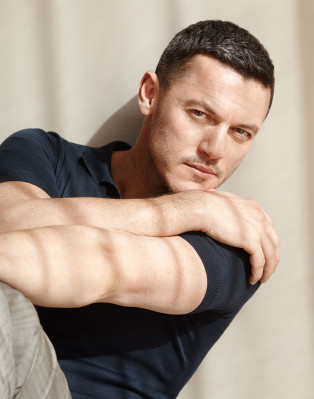 photo 27 in Luke Evans gallery [id876015] 2016-09-10 00:00:00