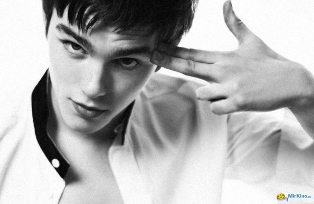 Nicholas Hoult pic #707005