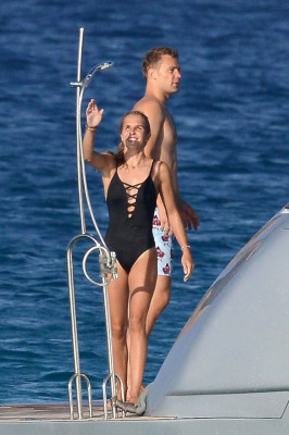 Nina Neuer pic #1052429