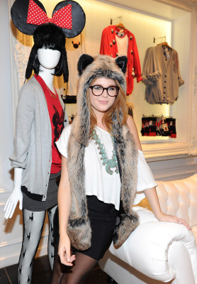 photo 16 in Renee Olstead gallery [id307939] 2010-11-23 00:00:00