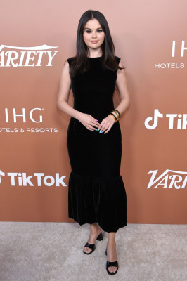 photo 4 in Selena Gomez gallery [id1318354] 2022-12-26 00:00:00