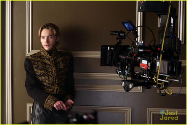 Toby Regbo  pic #717484