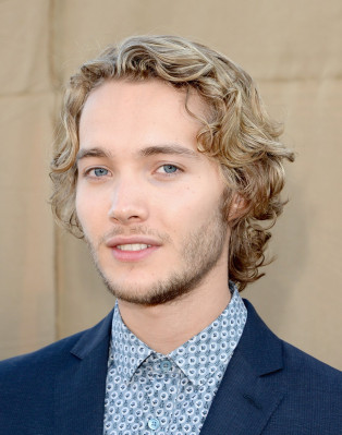 Toby Regbo  pic #715695
