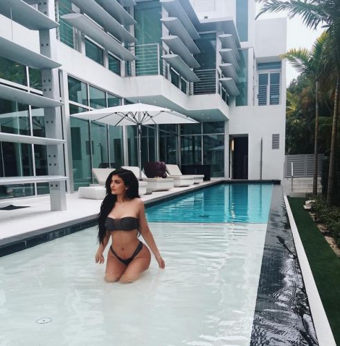New Bikini Look of Kylie Jenner