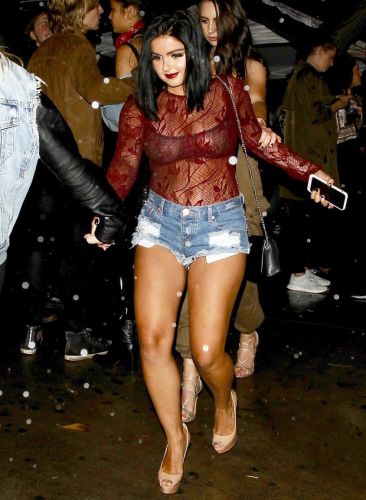 Ariel Winter Shows Off Her Body