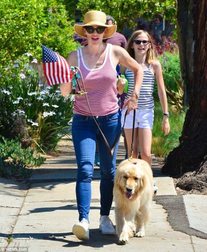 Jennifer Garner: Always Read to Your Kids... Or To Your Dog!