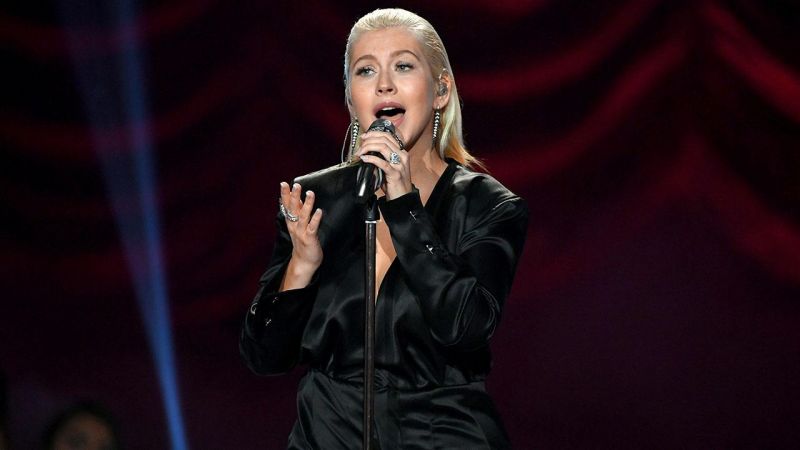 Christina Aguilera honored the memory of Whitney Houston, singing her song