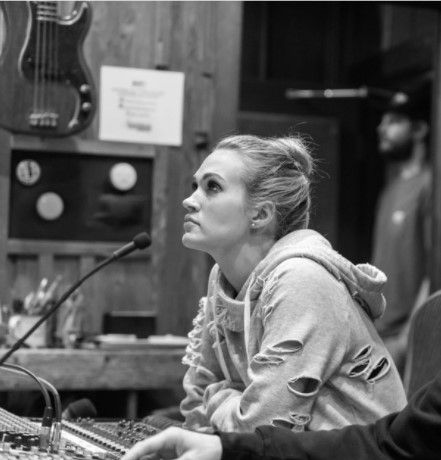 Carrie Underwood Uploaded A Photo Of Her Face After The Accident