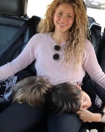 Shakira without makeup shared a picture with children