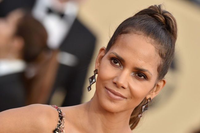 Halle Berry celebrated her 52nd birthday with a delicious cake
