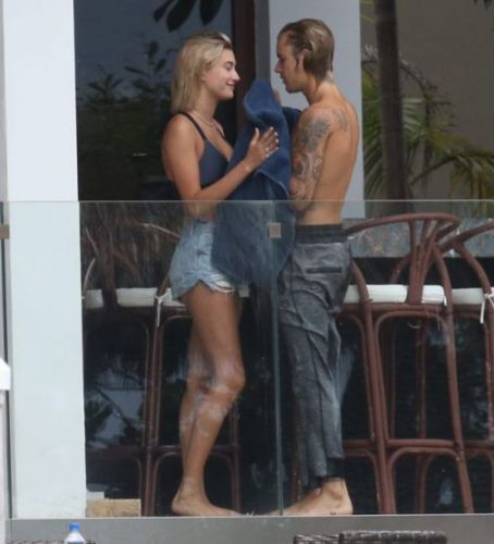 Justin Bieber and Hailey Baldwin do not hesitate to kisses
