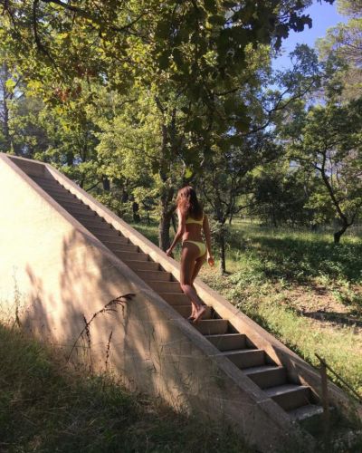 Irina Sheik in a swimsuit demonstrates the ideal figure