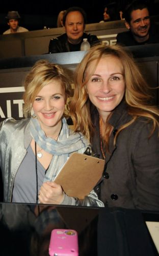 Julia Roberts and Drew Barrymore put on identical dresses