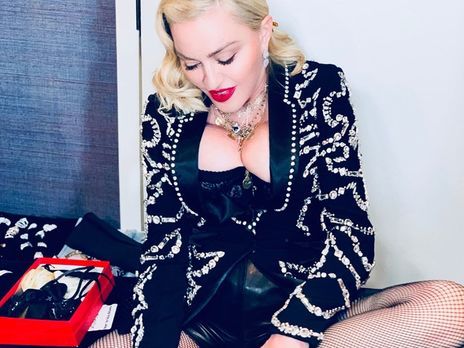 Madonna sewn torn tights (VIDEO)