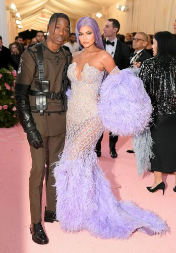 Travis Scott put roses to Kylie Jenner's house
