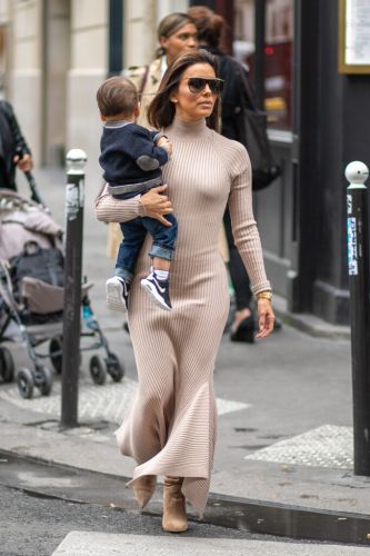 Eva Longoria emphasized the shape with a trendy knit dress
