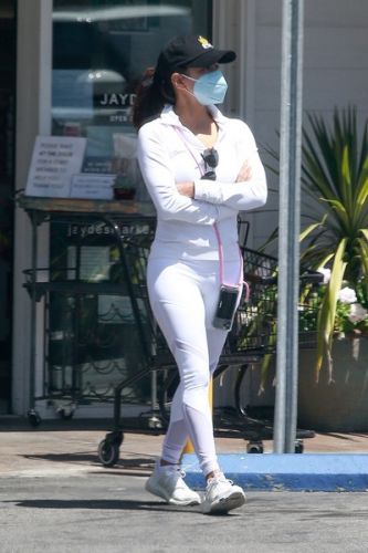 Eva Longoria proves white doesn't complete