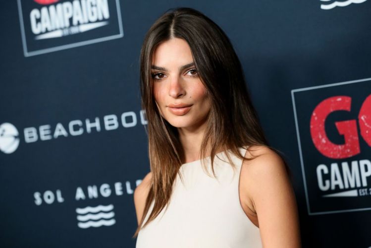 Emily Ratajkowski demonstrated a stylish casual look
