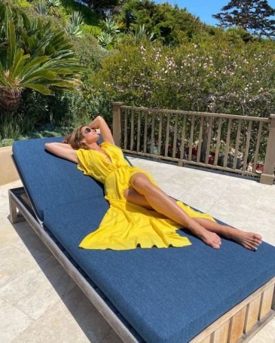 Cindy Crawford in a juicy yellow dress flashed her slender legs