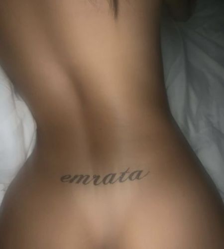 Emily Ratajkowski got a tattoo on her back dedicated to Instagram