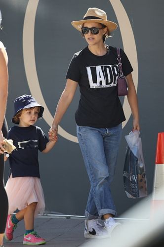 Stylish Natalie Portman with her beautiful daughter on a walk-in Sydney 