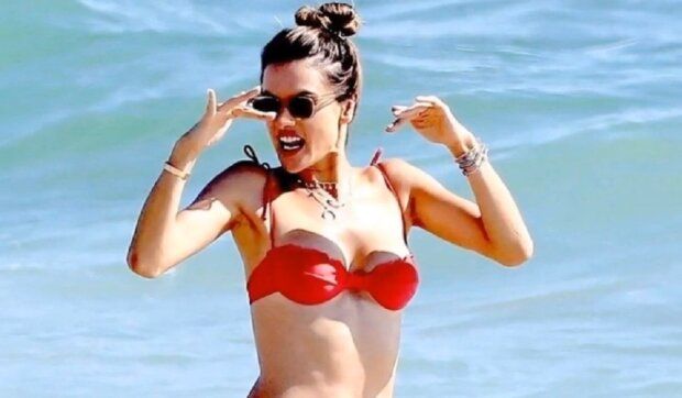 Brazilian supermodel Alessandra Ambrosio has published a new spectacular photo from the beach 