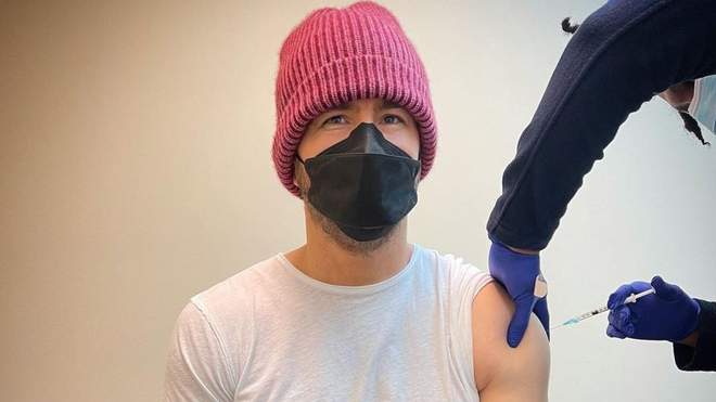 Ryan Reynolds vaccinated against coronavirus and joked about 5G