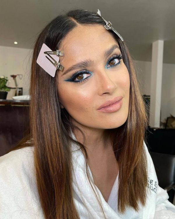 Salma Hayek showed bright makeup for brown-eyed girls 