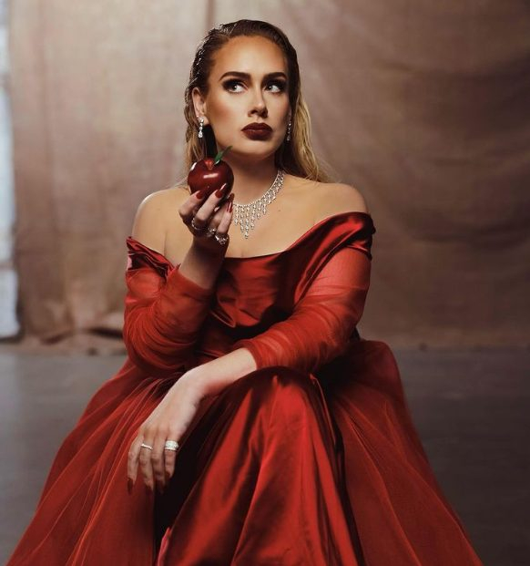 Adele, who lost weight, has turned into Snow White
