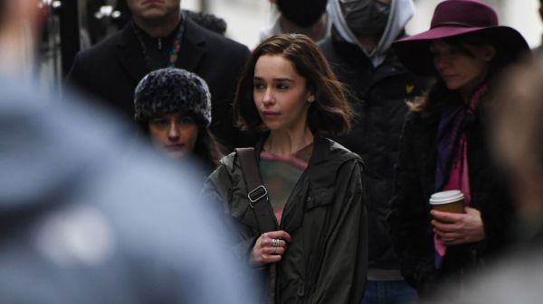 Emilia Clarke looks ten years younger with a new haircut