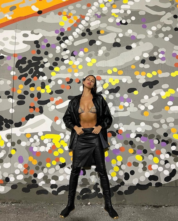 Irina Shayk walked around in a daring image in a bra